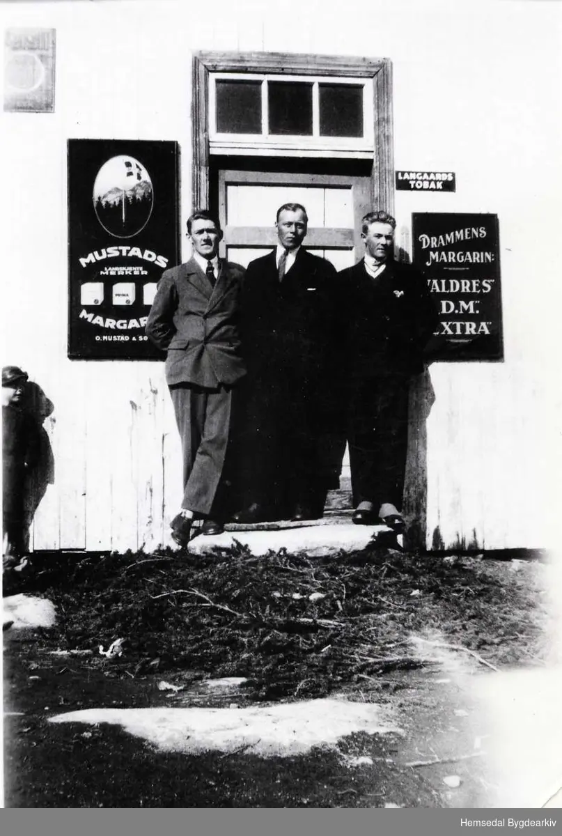 Frå venstre: Ola Helgesen, Nils Bekkevold og Olav E. Fekene utanfor butikken på Tuv kring 1934