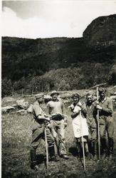 Ola K. Grøthe og Gunhild Grøthe og tre tyske soldatar heime 