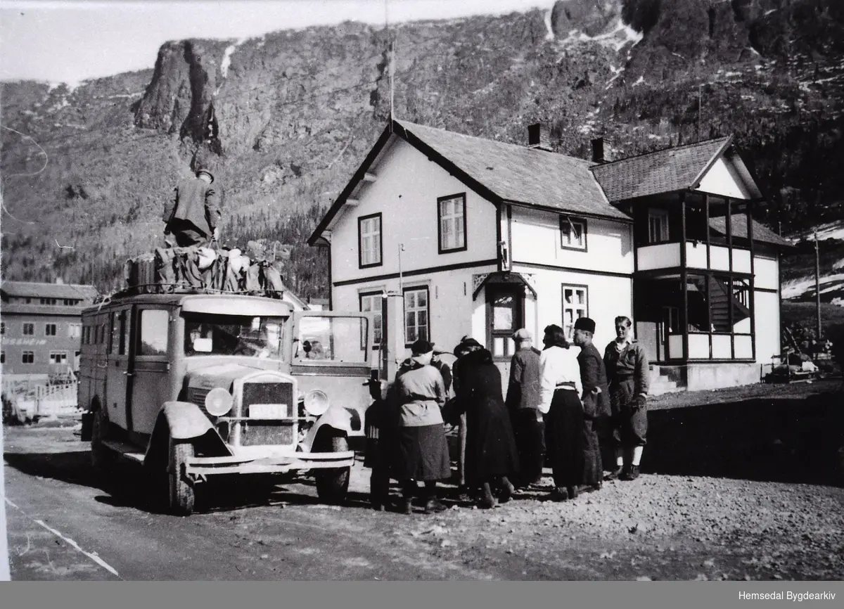 Hemsedalbilene (F-12431) tek på  påsketuristar ved Hemsedal Samvirkelag på Ulsåk ein gong i 1941.
