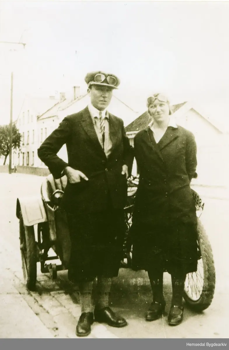 Jakob Bakke og Birgit Bakke frå Hemsedal på motorsykkeltur, ca. 1930
