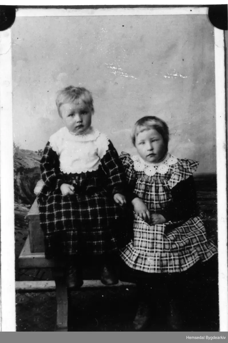Frå venstre: Anne Bakke, fødd 1902, gift Brandvoll og Margit Bakke, fødd 1900