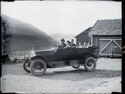 "Fossegården" i bil? Åpen bil med sjåfør og passasjerer. Lan