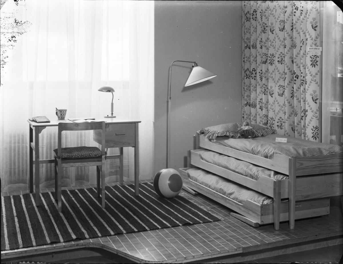 Sovrum för barn med tre säng (varav två utdragssängar) skrivbord, stol, lampa, matta och boll
Utställningen Nyttokonst på Nationalmuseum