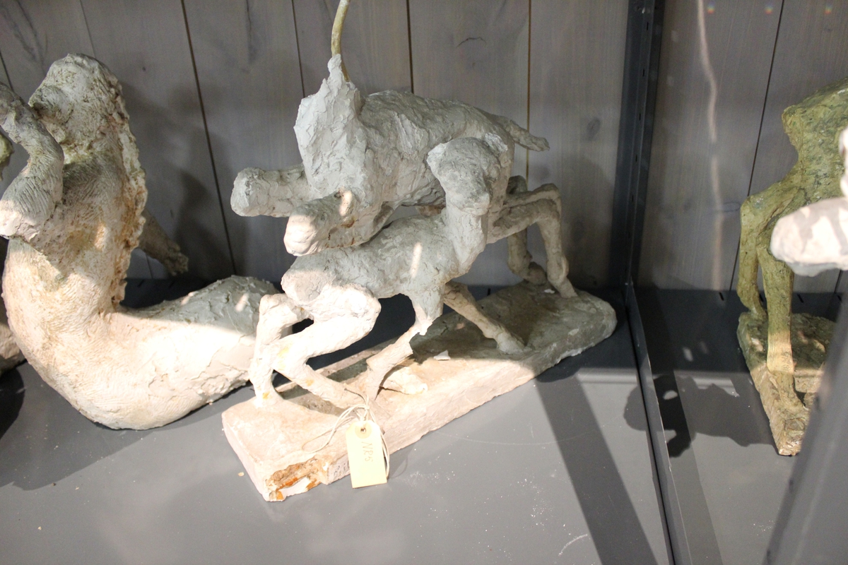 Skulptur i gips: Tittel:"I SPRANG". Del av nr.018.