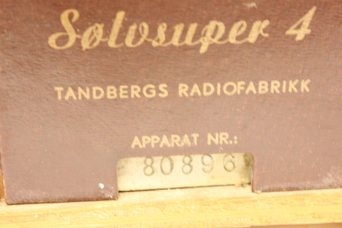 En radio av merket "Tandberg sølvsuper 4".