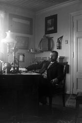 Lege Christian F. Rossow (1871 - 1948) på sitt kontor.