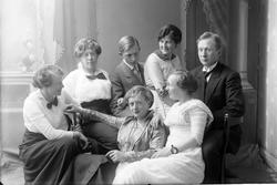 Studioportrett av fem kvinner og to menn.