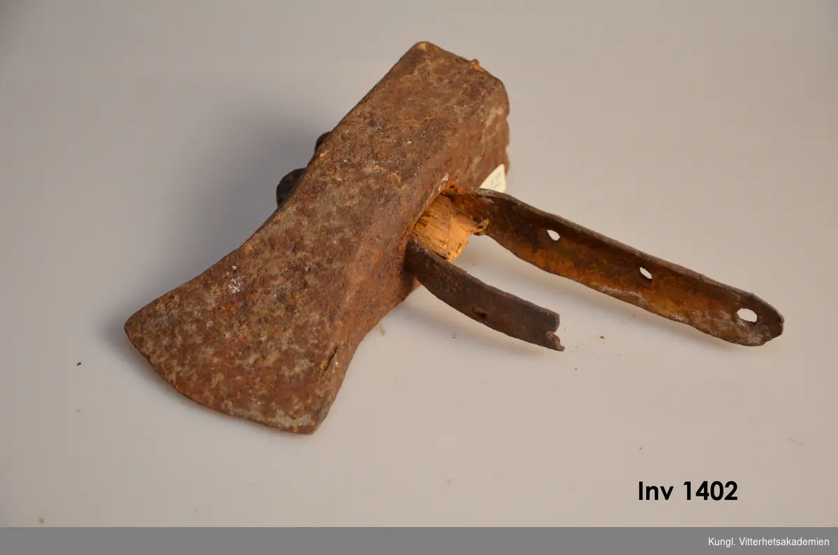 Stämplingsyxa för märkning av sågtimmer. I den ansdra änden av yxan ett konventionellt yxblad.  Skaftet saknas, avbrutet. Två  tenar samt delar av träskaftet sitter kvar i skafthålet. Yxan tämligen rostskadad.

 Tillghörigt John Jennings, 1810-tal.