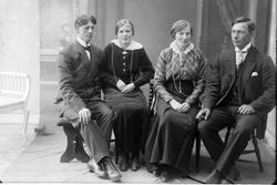 Studioportrett av to par som sitter ved siden av hverandre.