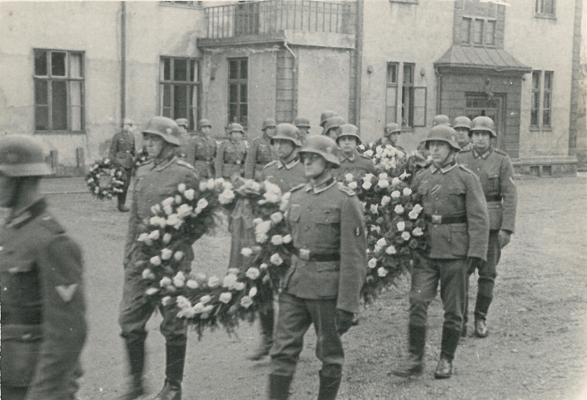 Tysk soldatbegravelse i Harstad, fotografert ved gamle Harstad sykehus.