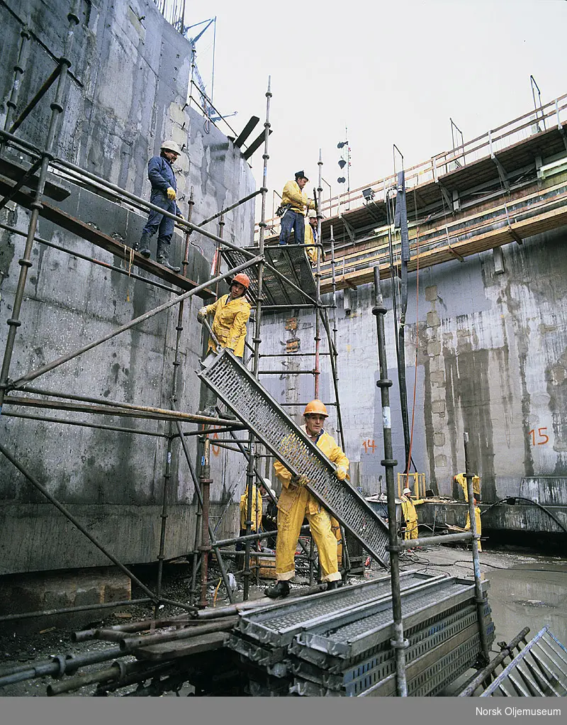 Arbeidere bygger stillaser for arbeid med støping av beskyttelsesveggen til Ekofisk 2/4 T i Ålfjorden.