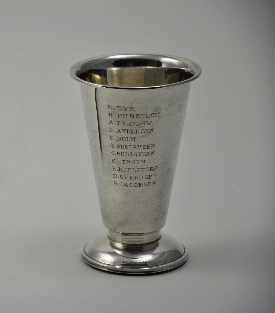 Pokal i sølv til vinnerne av bedriftsfotballen i 1938.