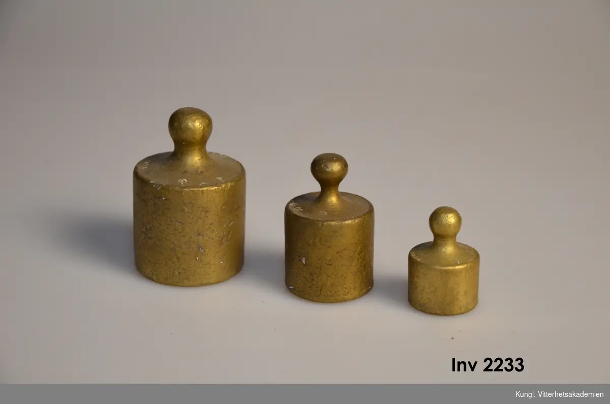 Vikt, 1/5  skålpund =85,015 gram. Vikten kallas även 20 ort. Cylinderformad med knopphandtag. Vikten är krönt med årtalet 1867, och med  justerarens initialer BHA  Vikten omkrönt åren 1868, -69 och -70. 

Lodvikten kommer från Stockholm.