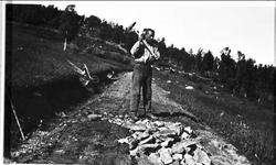 Edvard Andreassen på veiarbeid i Tømmeråsen.