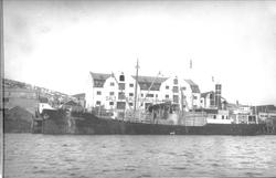 D/S "Leonhard Nilsen" ved kai hos Bertheus J. Nilsen på Lars