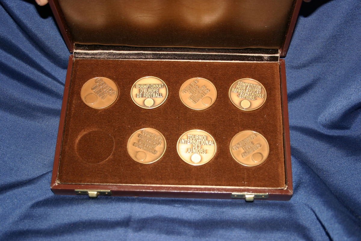 7 ulike medaljer, brukes ved UEFAs ulike turneringer.