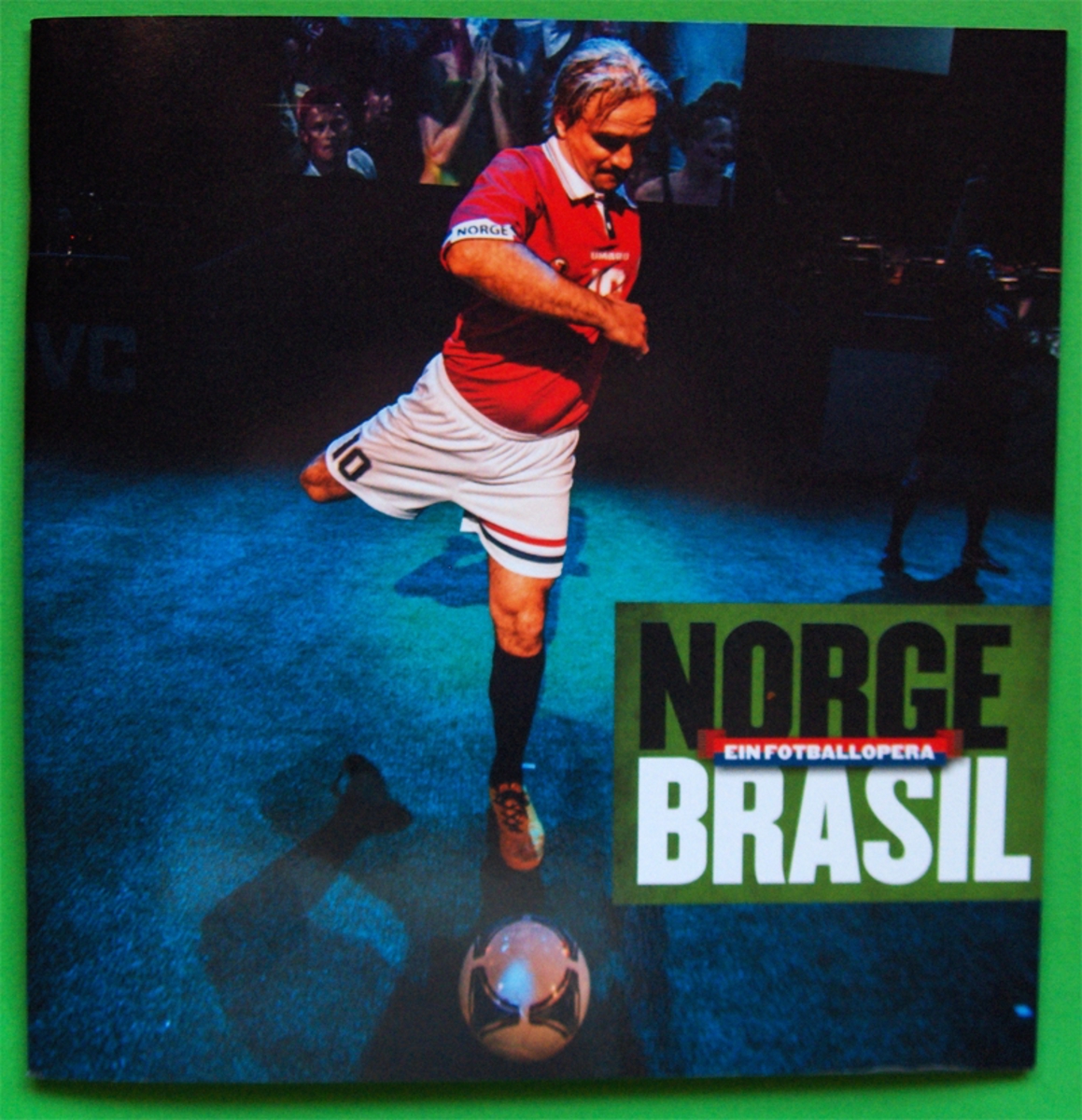 Teaterprogrammet til Are Kalvøs fotballopera "Norge-Brasil" på Det Norske Teatret.