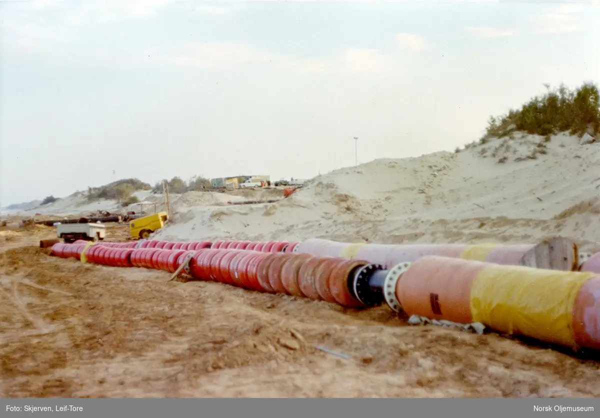 Olje-lastelange før uttrekking og montering på lastebøyla.
2 stk 30" oljerørledninger klargjort på stranda før utslep i Ashkelon, Israel                    