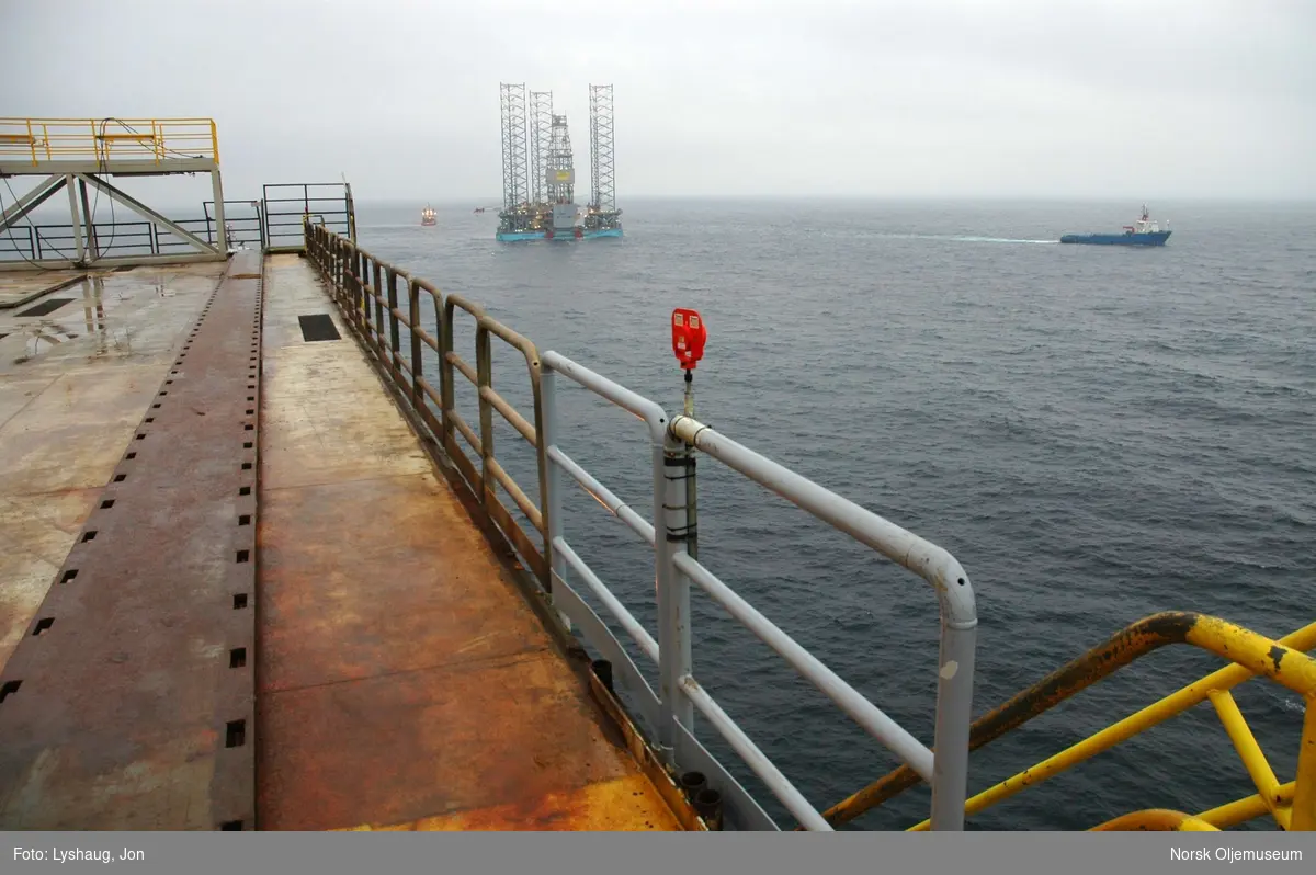 Maersk Inovator taues inn mot DP2 for å stenge ned plattformen.