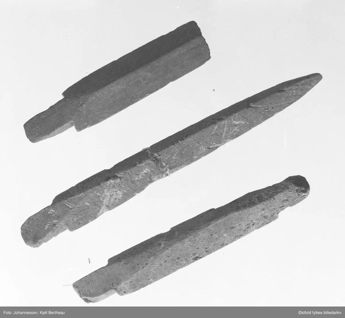 Arkeologiske gjenstander fra Edmund Rees samling på Jeløy, fotografert 1974.