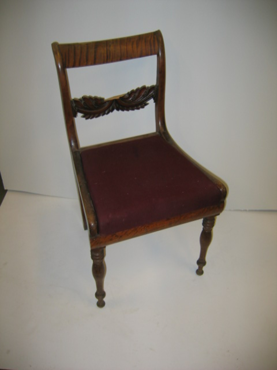 Form: Biedermeier
DHS.31396/stol - er truleg innkomen til museet omkring 1985,  er tidlegare ikkje katalogisert  - så informasjonen om stolane er ukjend.