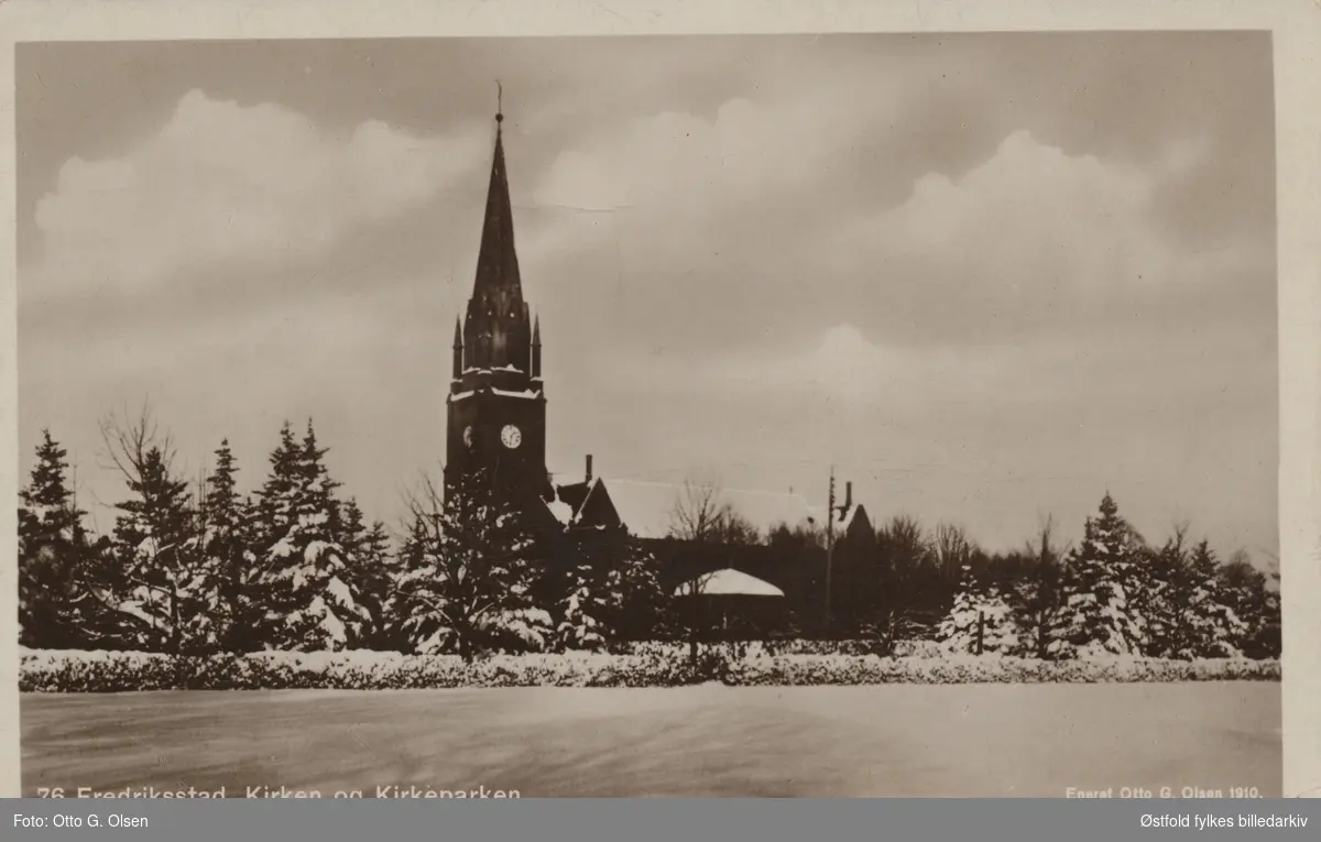 Vestsiden kirke i Fredrikstad  med kirkeparken, ca. 1910.  Postkort.