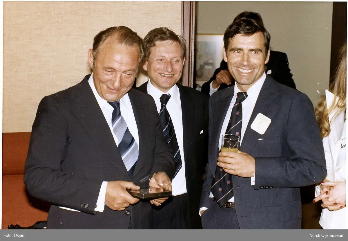 Middagsgjester på Atlantic Hotell i Stavanger i forbindelse med åpningen av Friggfeltet i 1978. Fra venstre ordfører i Stavanger Arne Retterdal og i midten Fredrik Hagemann, direktør i Oljedirektoratet.  Tredje person er Finn Arnesen, Elf.