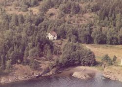 våningshus, trær, haver, vei, jorder, vann, båter,