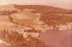 campingplass, vann, trær, jorder, telt, strand,