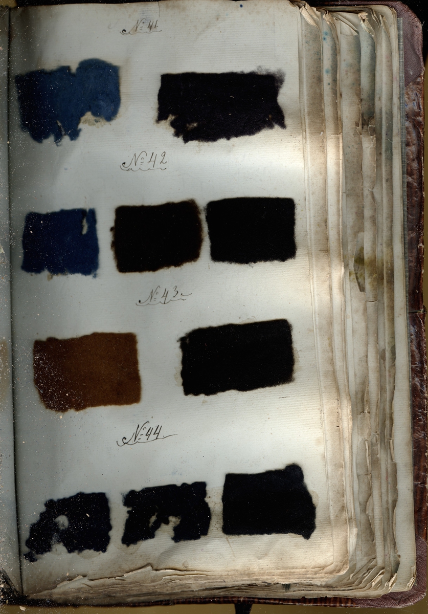 Sida med infärgade tygprover.


Ett av två  st. album innehållande färg- och tygprover från Söderbergs färgeri i Vänersborg daterat den 29 Sept. 1838. Detta album innehåller färgprover.