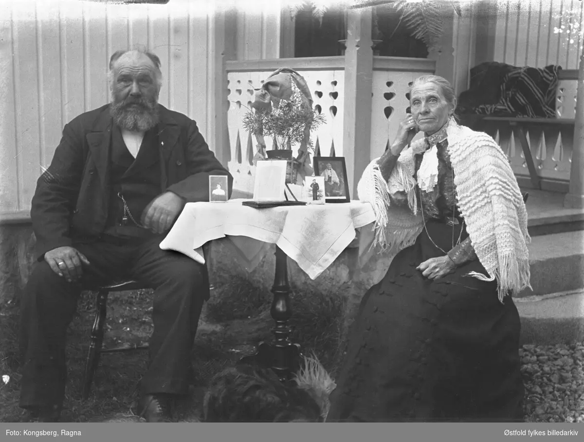 Hvalskytter og gårdbruker Kristian Hansen fra Rubingen, Saltnes og hustru Maren, sitter så koselig utenfor den pene verandaen sin, 1914.