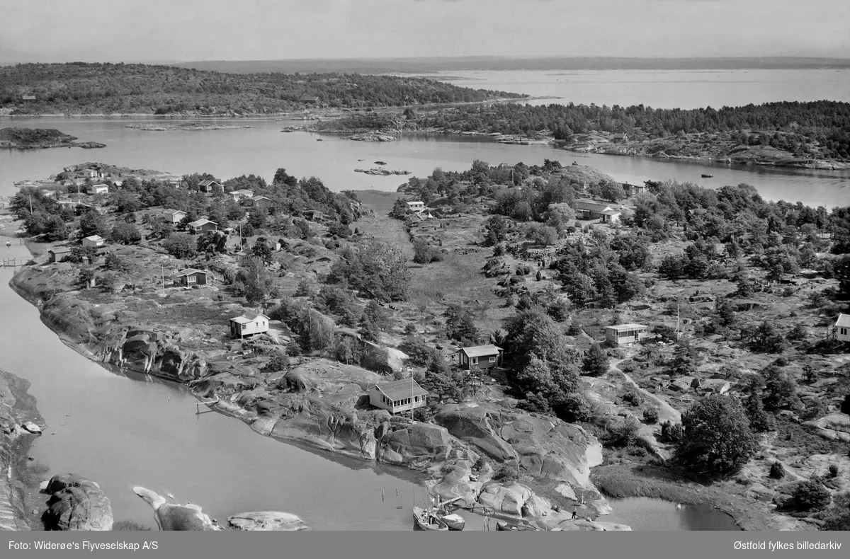 Siljeholmen på Hvaler, juli 1957, skråfoto/flyfoto med hyttebebyggelse.