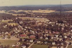 toversiktsbilde, tettsted, skole, travbane, skråfoto,