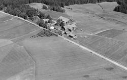 Flyfoto av gårdene Lilleskjør i Eidsberg 1951.