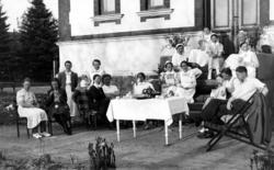 Personale ved Sarpsborg sykehus har kaffepause på trappa i j