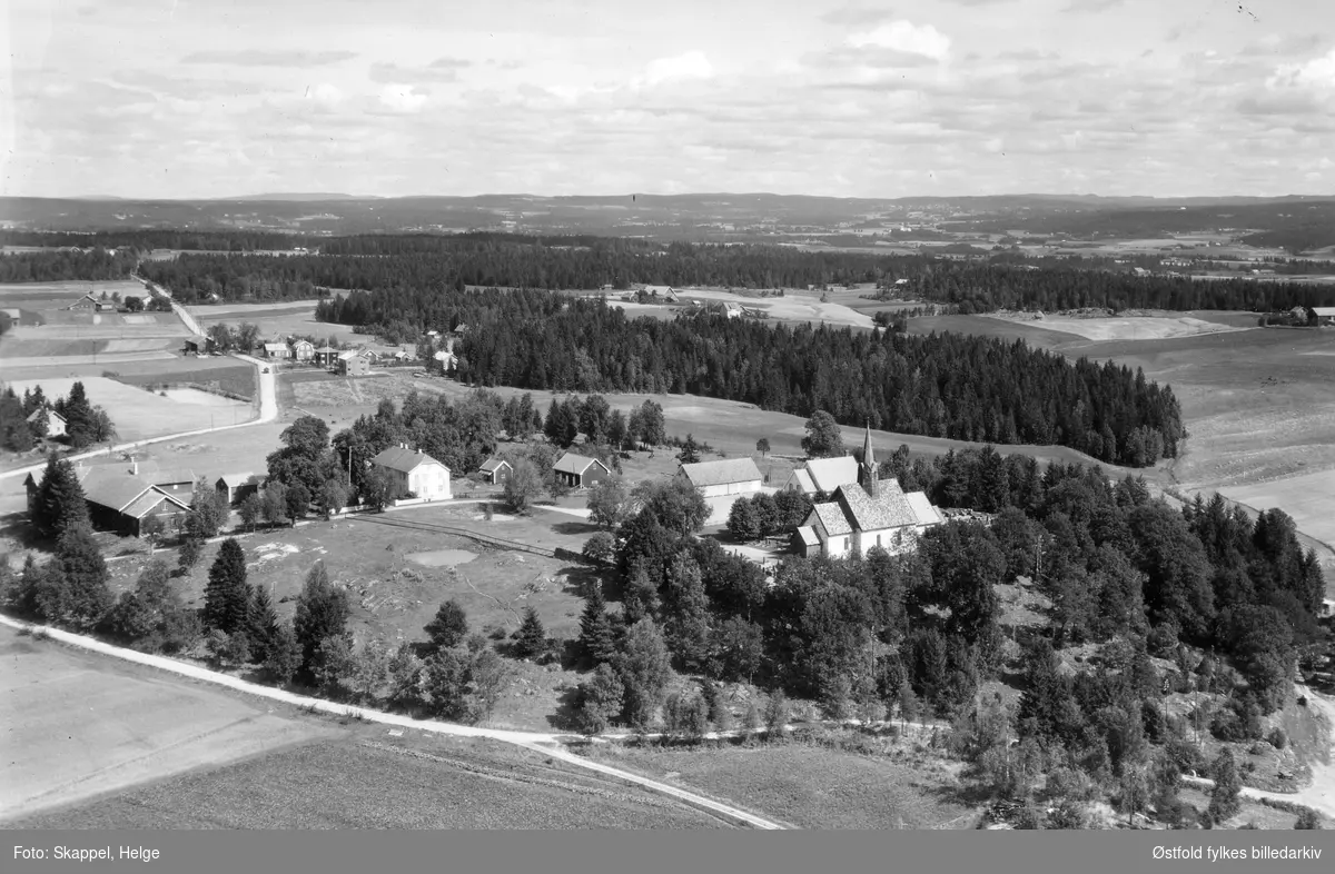 Skiptvet kirke, flyfoto 17. august 1949.
