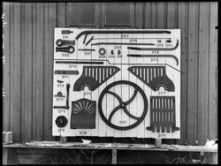 Haga Hoell, Ise 1948. 
Maskindeler utstilt og avfotografert