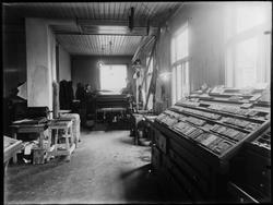 Avisa Sarpens trykkeri i Sarpsborg, interiør fra setteri, en