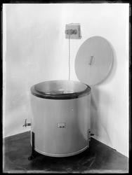 Sarpsborgkomfyren. Vaskemaskin med tappekran.  Reklamefoto.