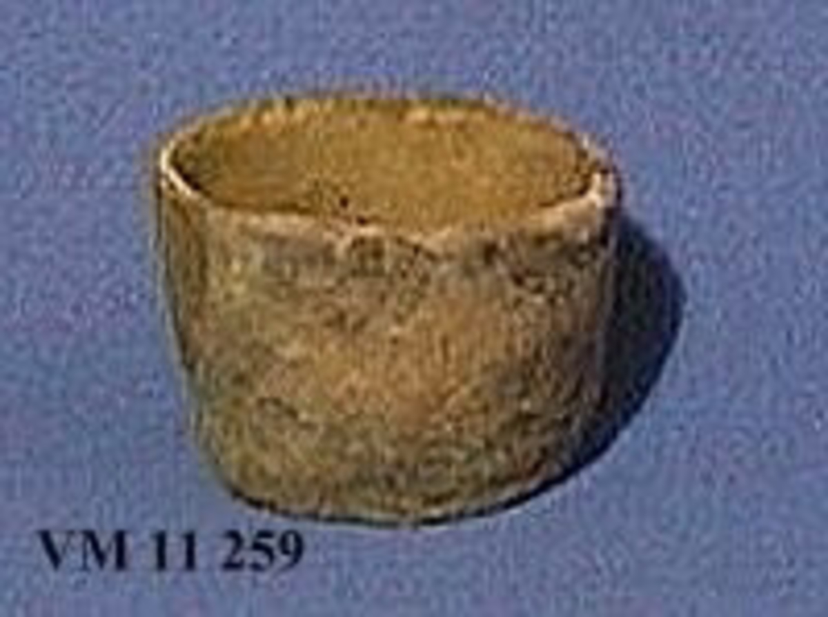 11 259. Från gravfältet vid Saleby socken, Västergötland. 



Urna, 1 st, gravurna. Höjd 5 cm, bottendiam. 5 cm, myningsdiam. 8 cm.