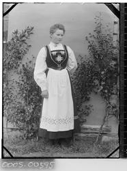 Portrett av kvinne med bunad i helfigur.