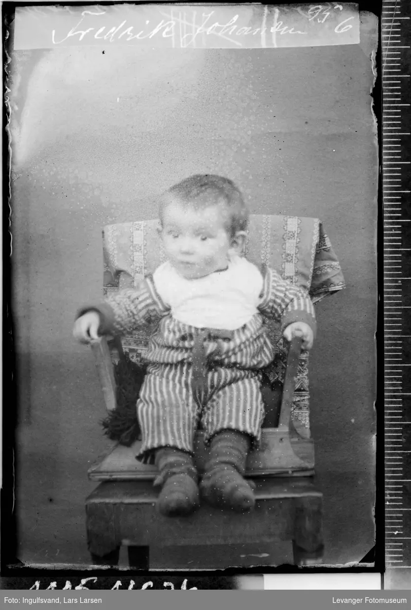 Portrett av en gutt i en stol.