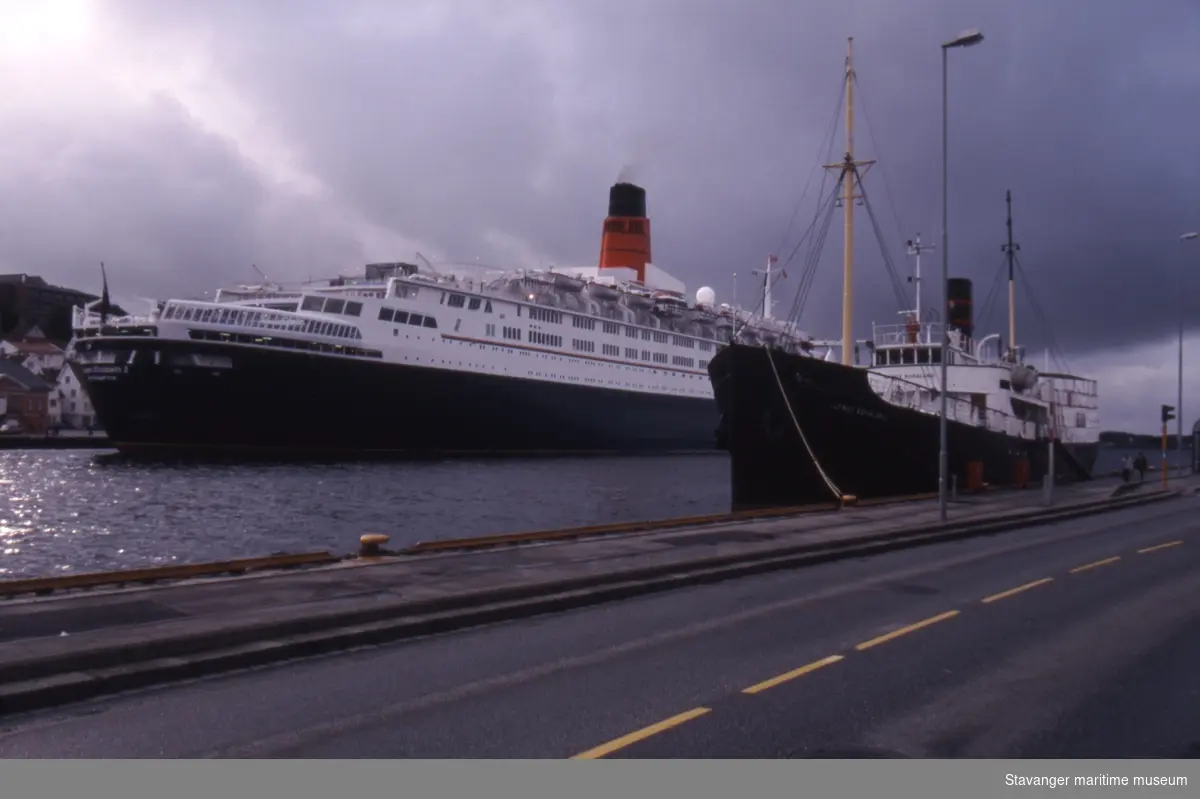Cruiseskipet "Queen Elizabeth II" og MS gamle "Rogaland" til kais i Stavanger, 24.07.1995