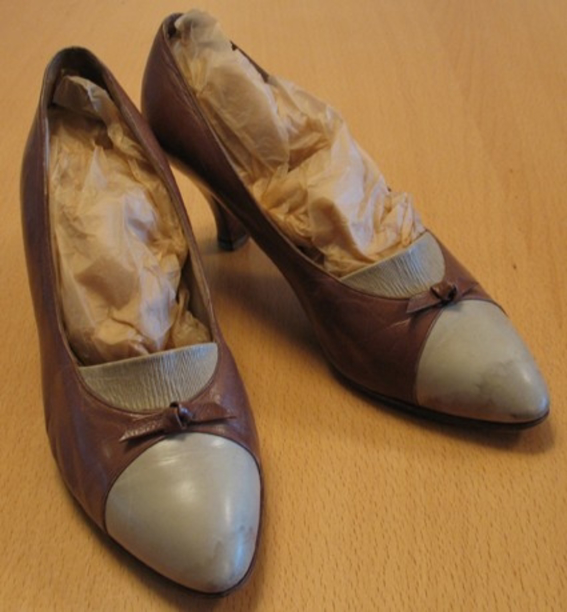Damskor från 1950- talet, skorna är tillverkade av Bally i Schweiz, speciellt  för Nordlöfs skor i Göteborg, vilket står i skorna.