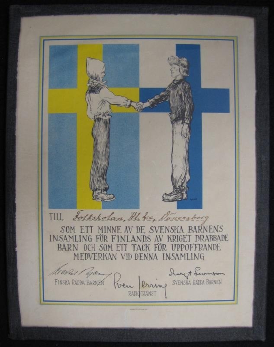 I maj 1979 bereddes Vänersborgs museum tillfälle att välja ut föremål bland material som utrangerades vid skolorna i staden.

X: Text: Till Folkskolan klass 2 Vänersborg som ett minne av de svensk barnens insamling för Finlands av kriget  drabbade barn och som ett tack för uppoffrande medverkan vid denna insamling.

Undertecknat av bland annat Sven Jerring för Radiotjänst och Margit Levinsson för Svenska Rädda Barnen.