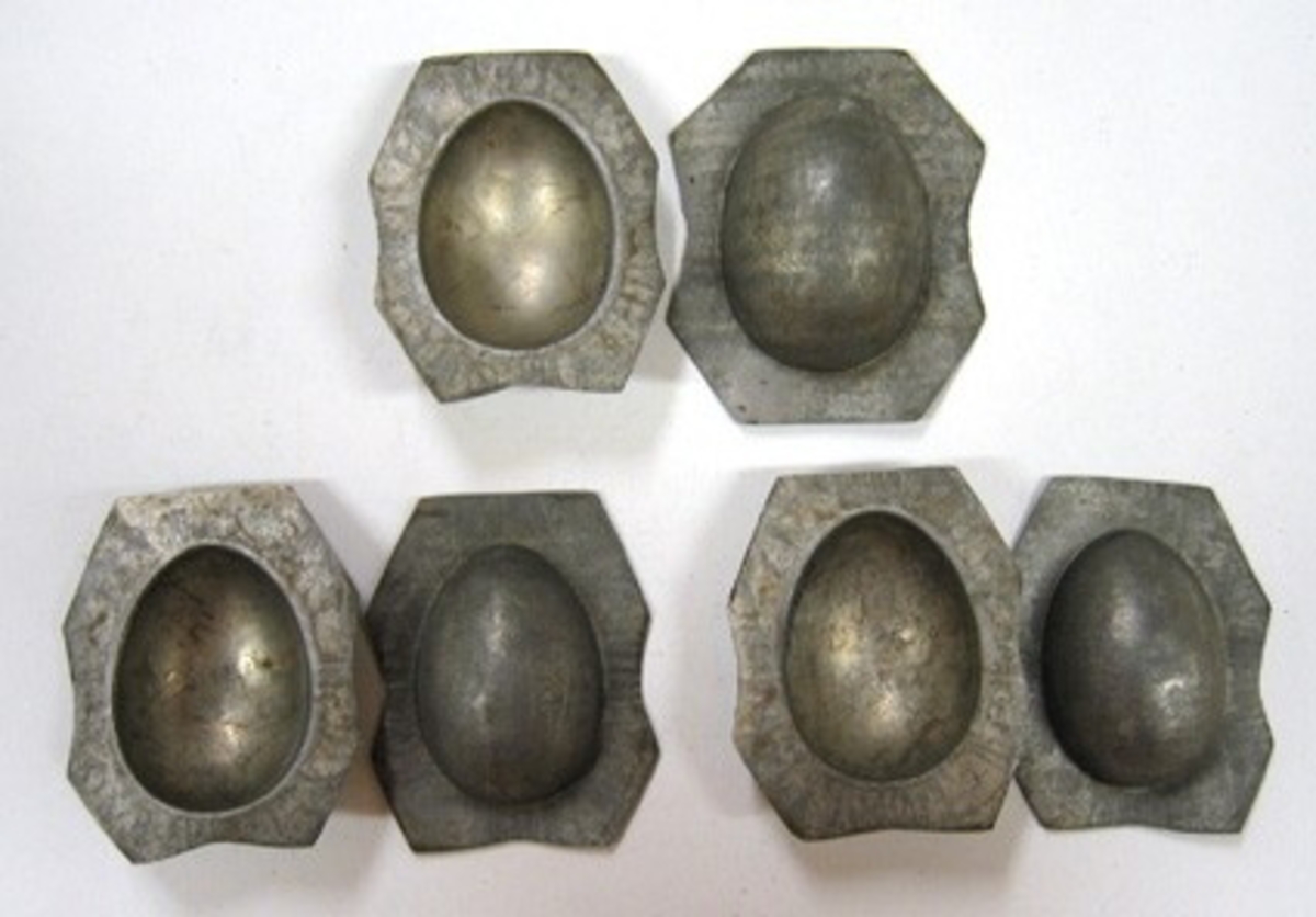 Tvådelade formar i äggform, för tillverkning av chokladägg. Kant runt om.