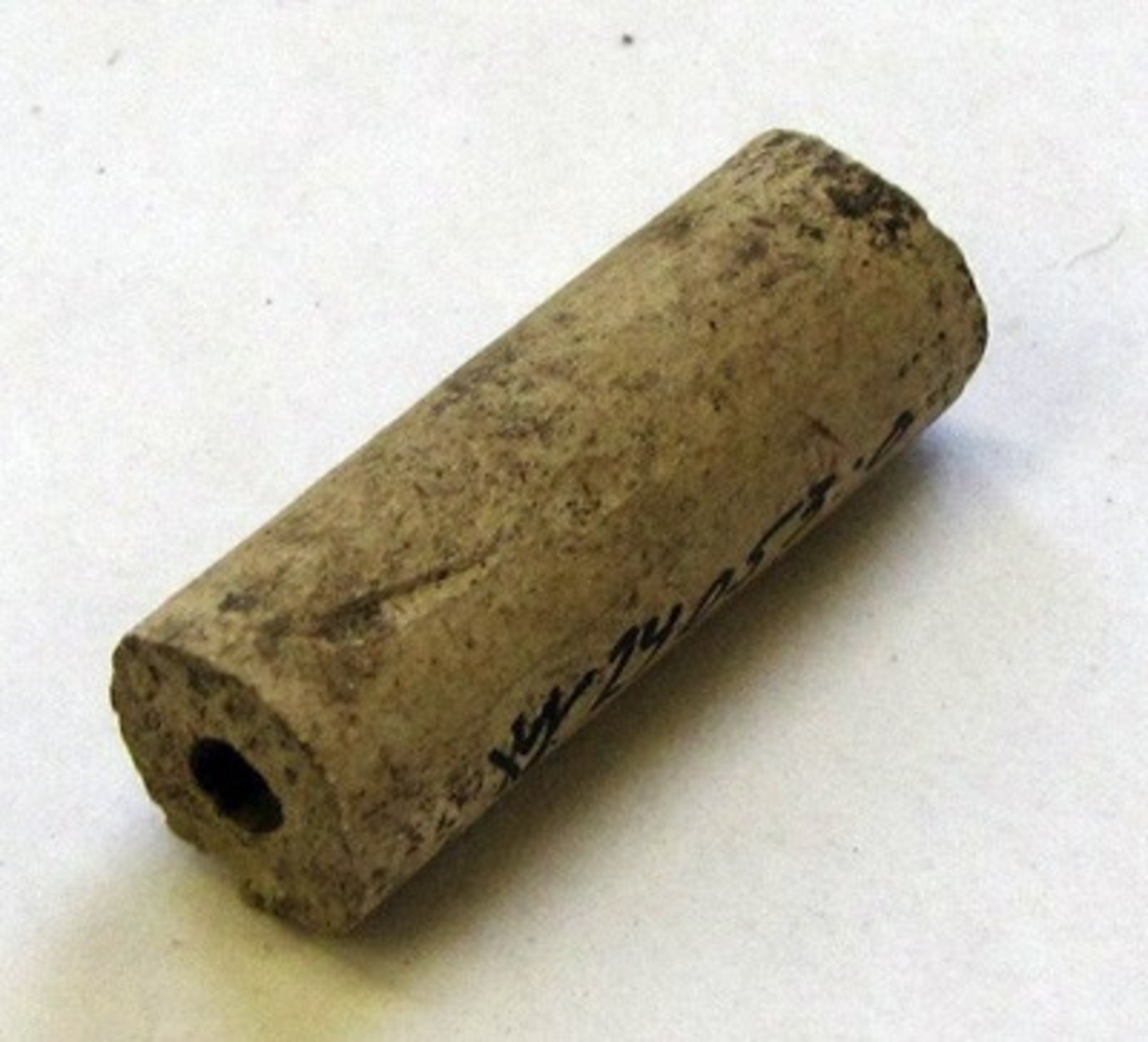 BRÄTTE. LUNDBERG IIa. En av 36 kritpipsskaft, vit lera.

År 1943 utförde arkeolog Erik B. Lundberg från riksantikvarieämbetet en arkeologisk utgrävning av den forna staden Brätte.