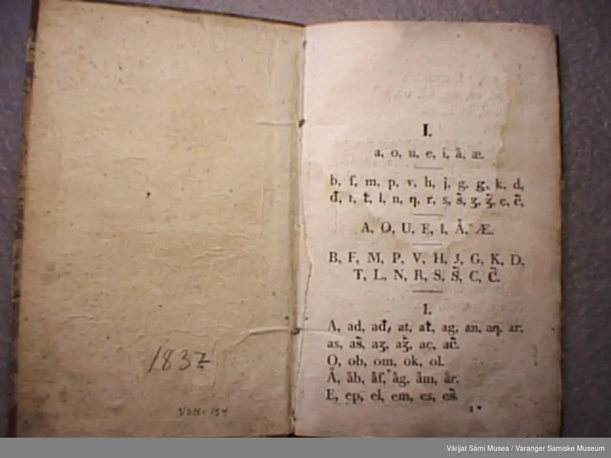 Samisk grammtaikkbok på 46 sider. Første side starter med alfabetet og siste side har tallord.