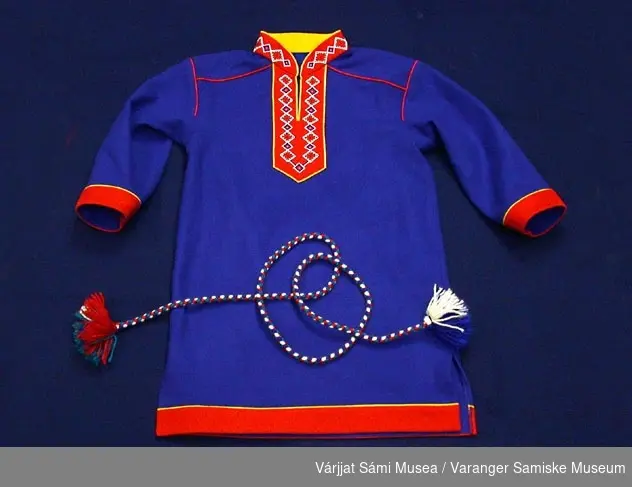 Russisk guttekofte fra Lujávre / Lovozero. Sydd av blått klede og pyntet med perler. Belte av ullgarn.