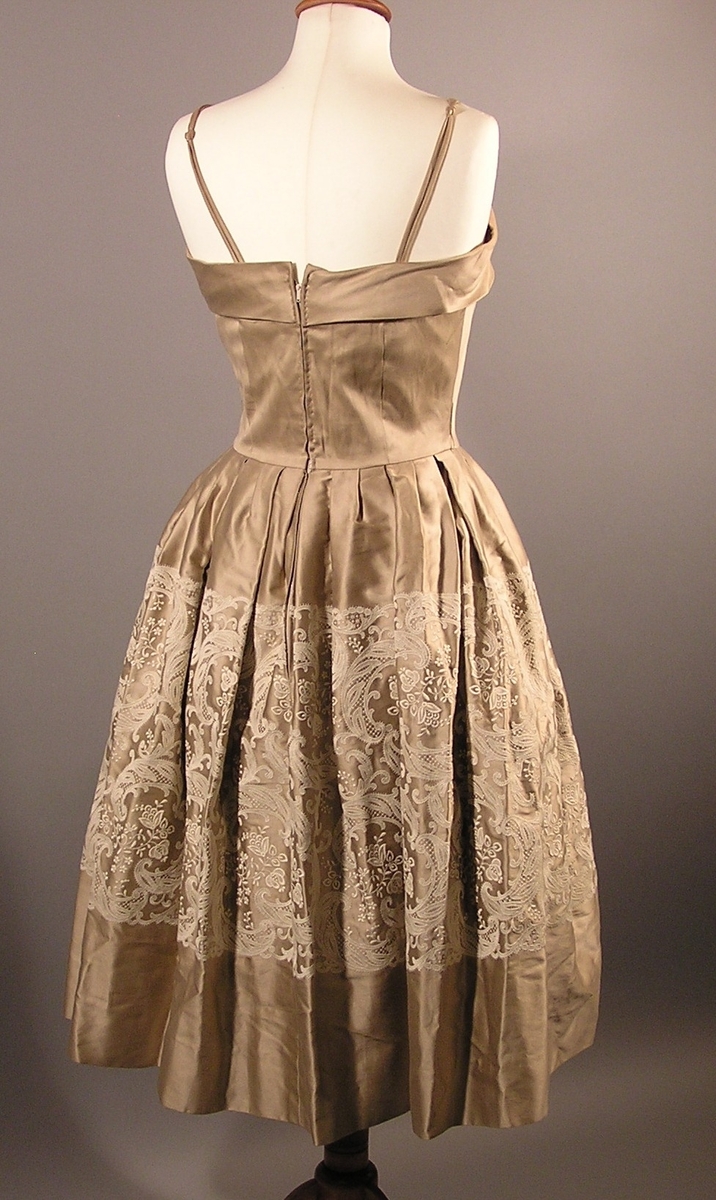 Felt med blomster ( paisley motiver ) midt på skjørtet.